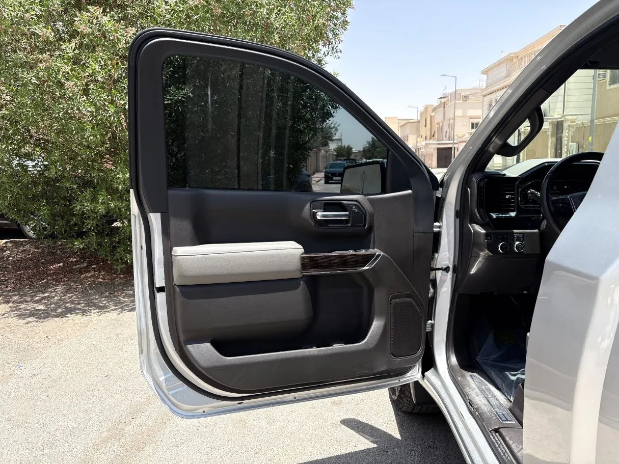 Car image 10