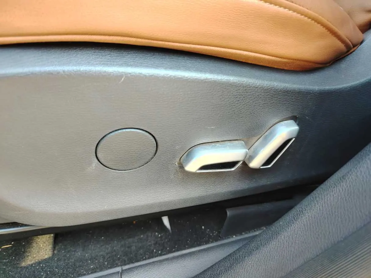 Car image 36