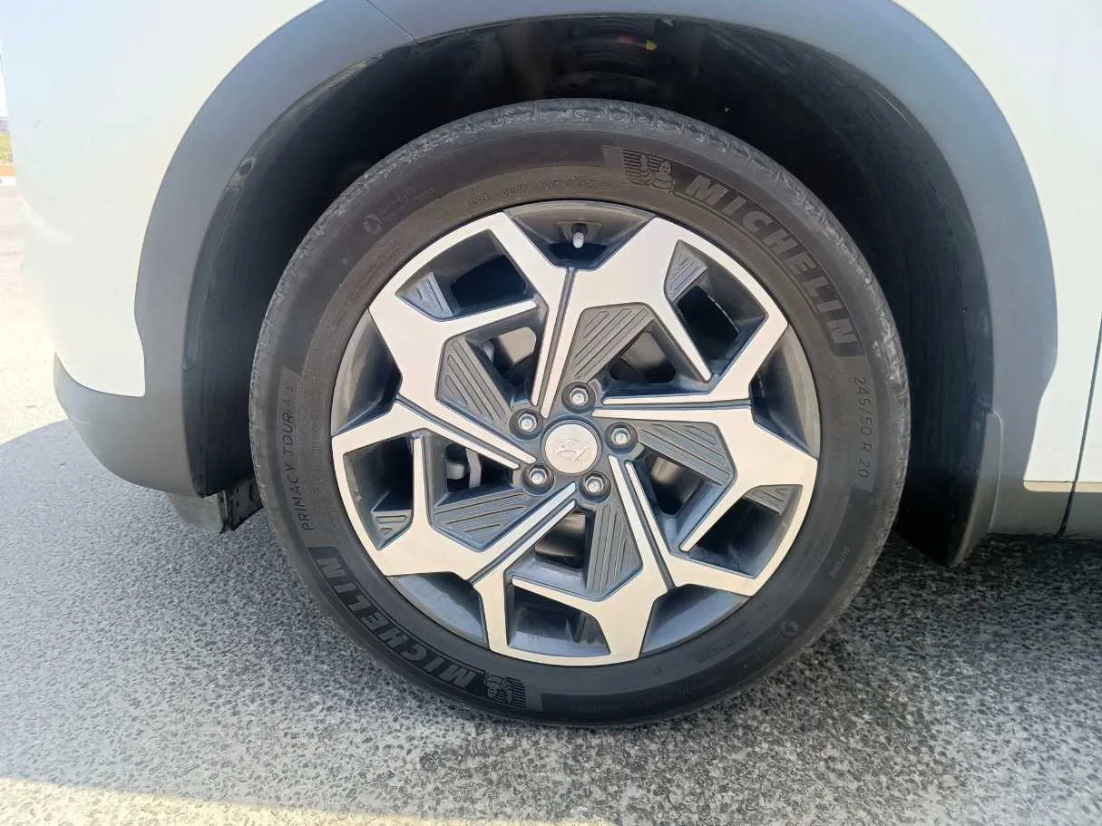 Car image 10