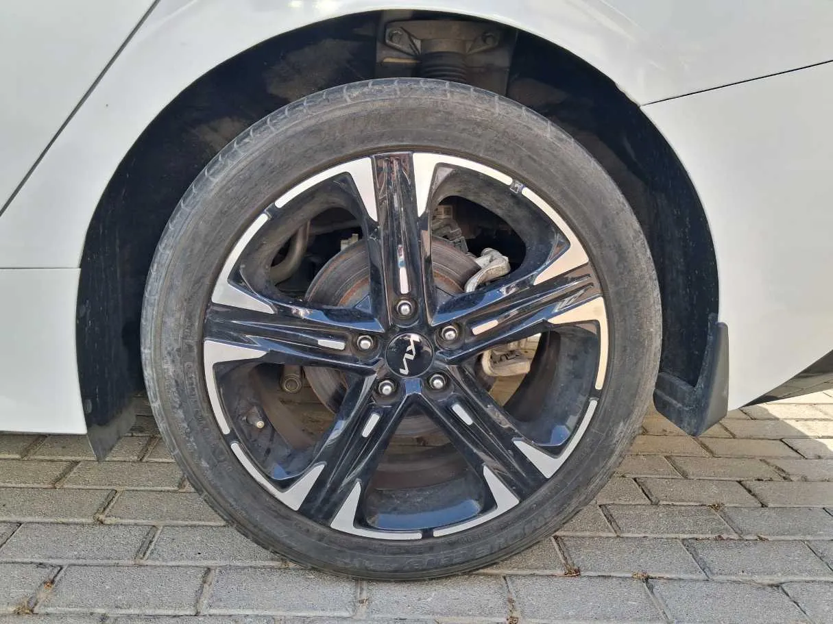 Car image 9