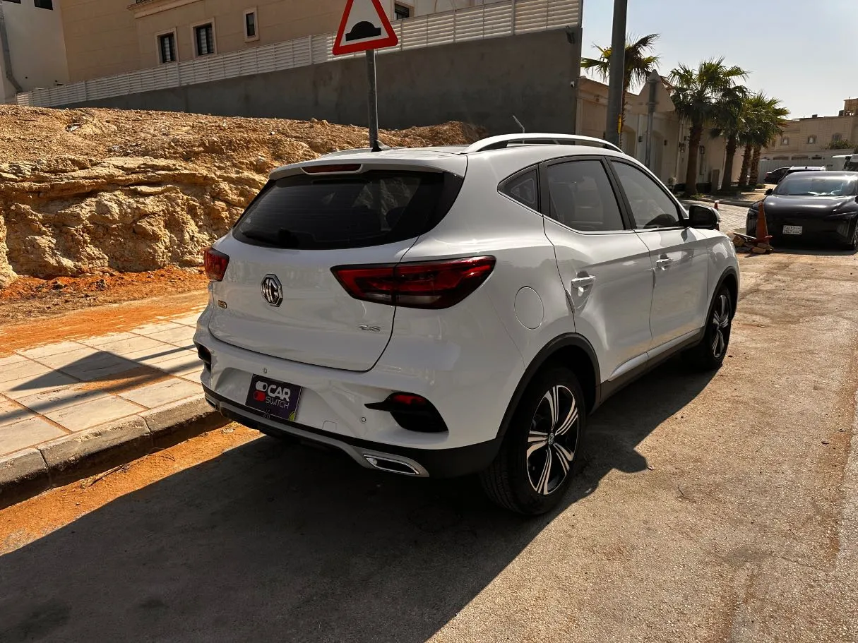 Car image 5