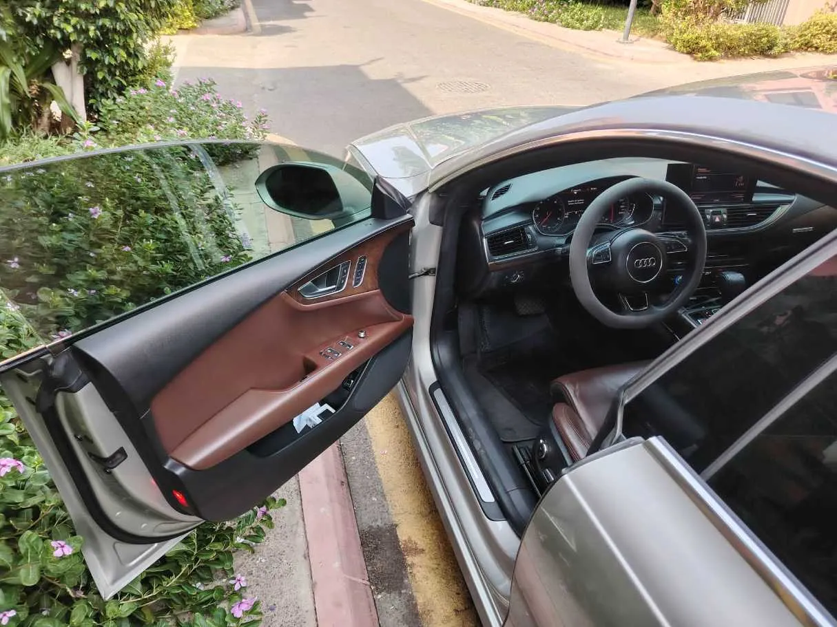 Car image 12