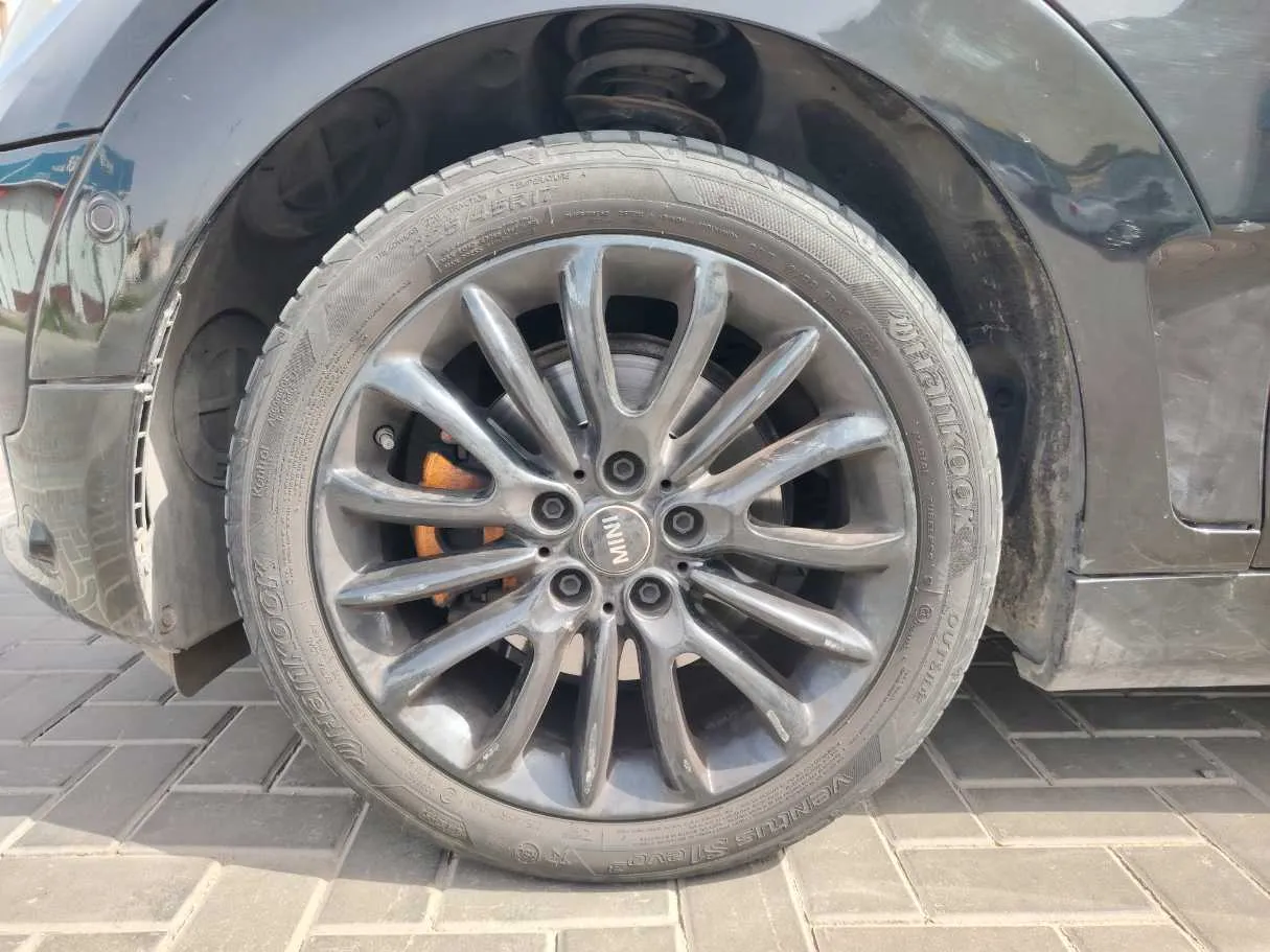 Car image 9