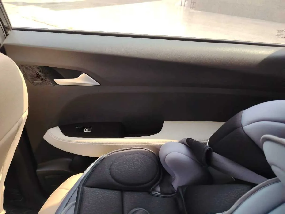Car image 30