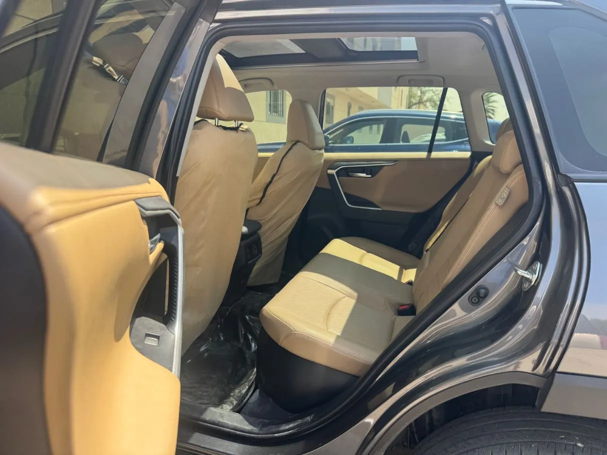 Car image 13
