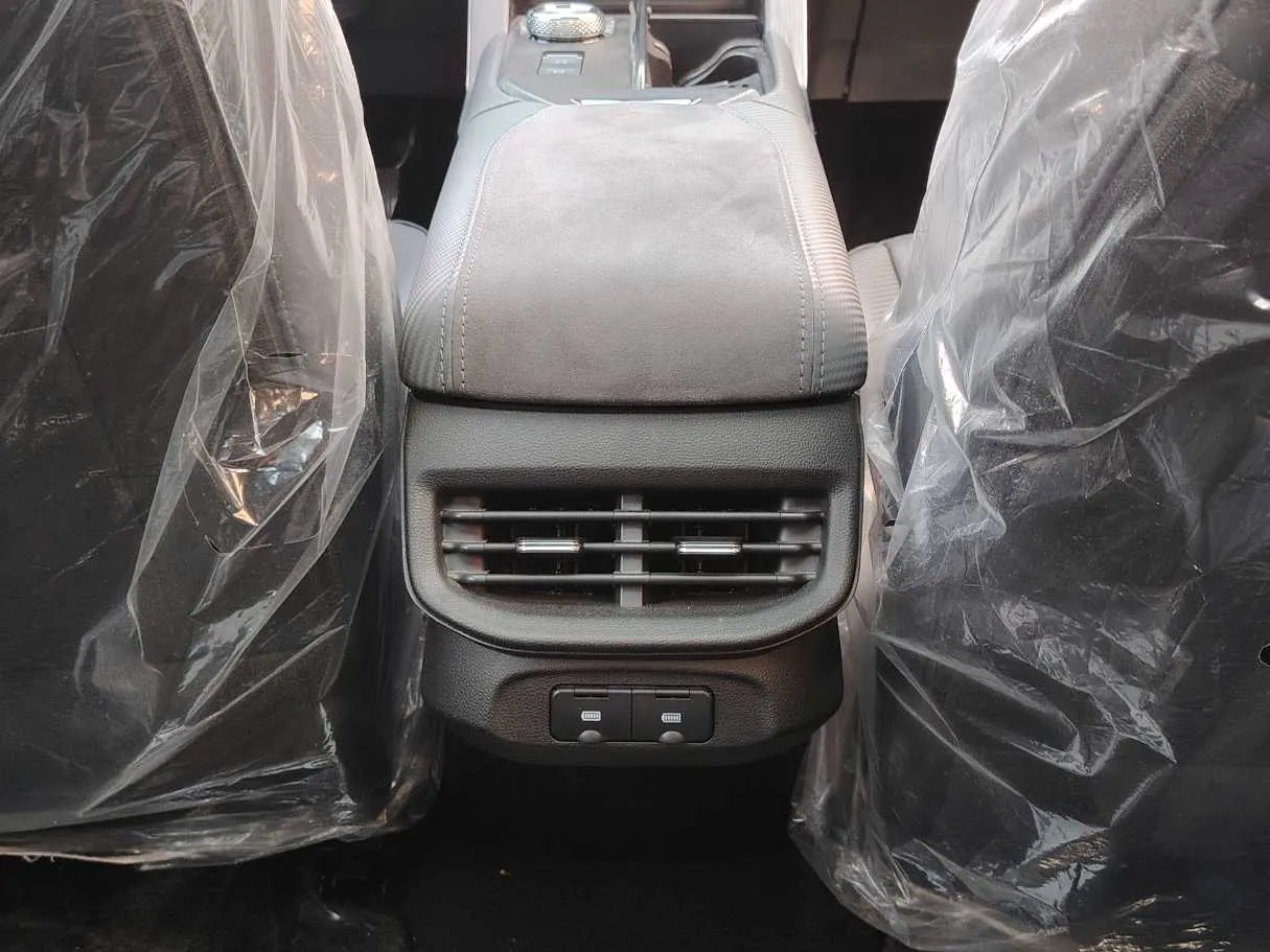 Car image 32