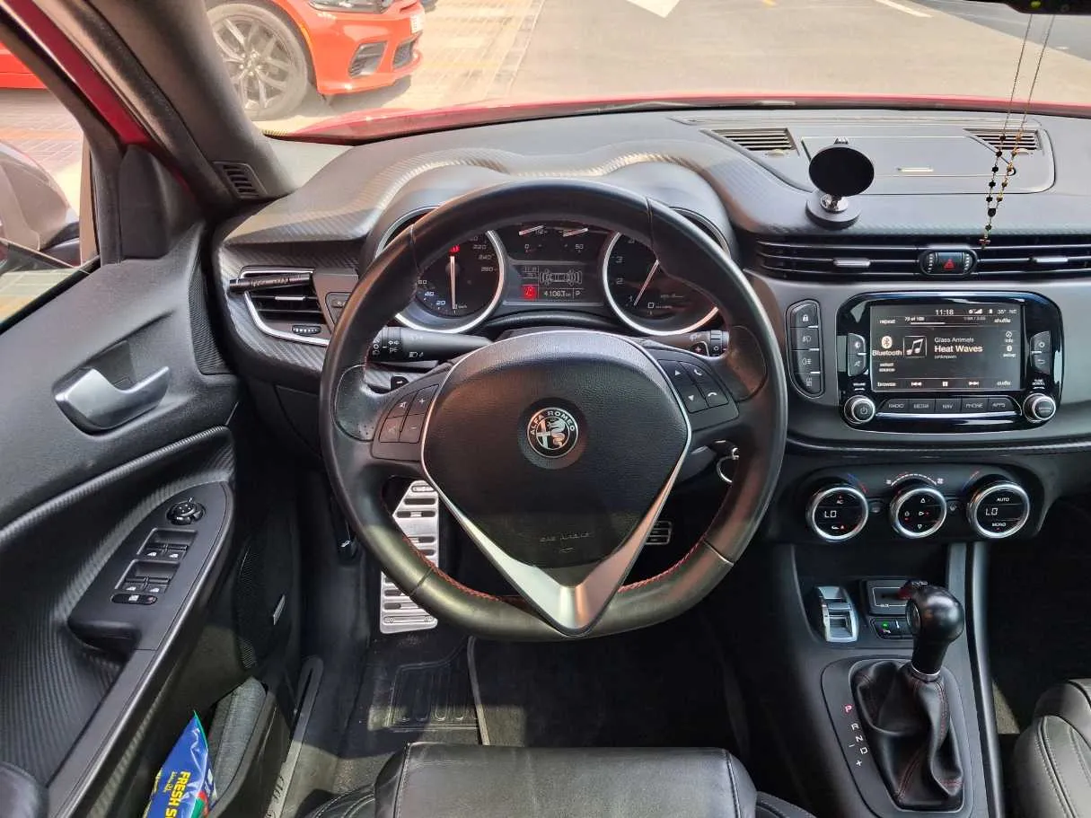 Car image 18