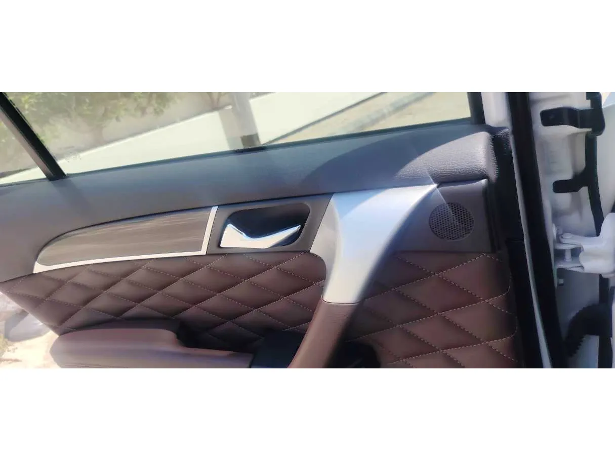 Car image 30