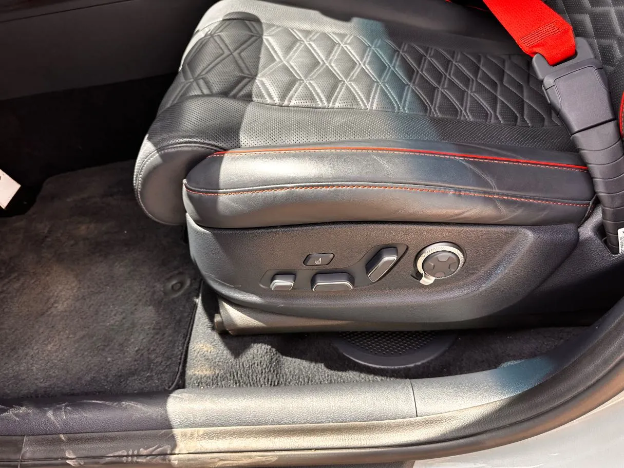 Car image 27