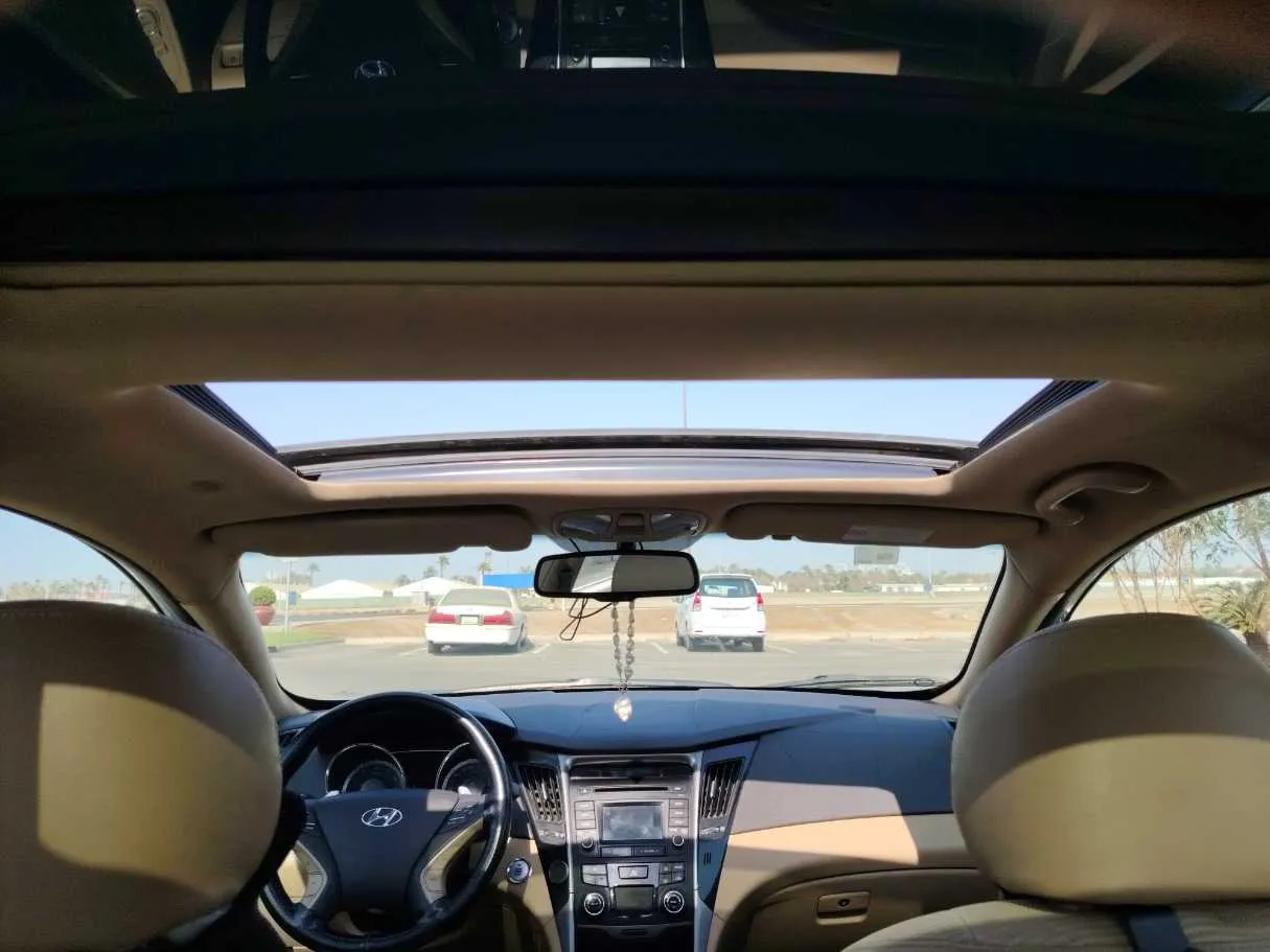 Car image 18