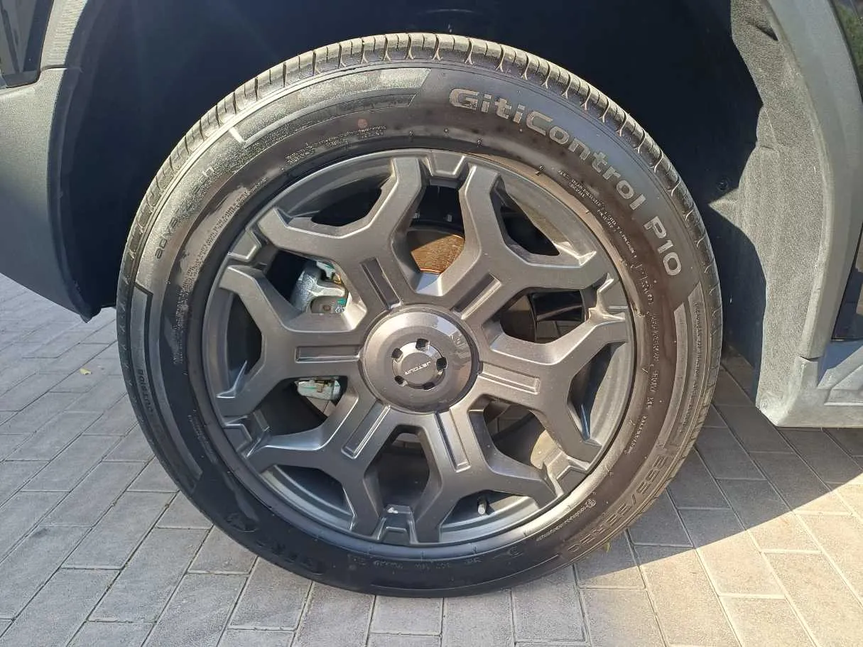 Car image 9