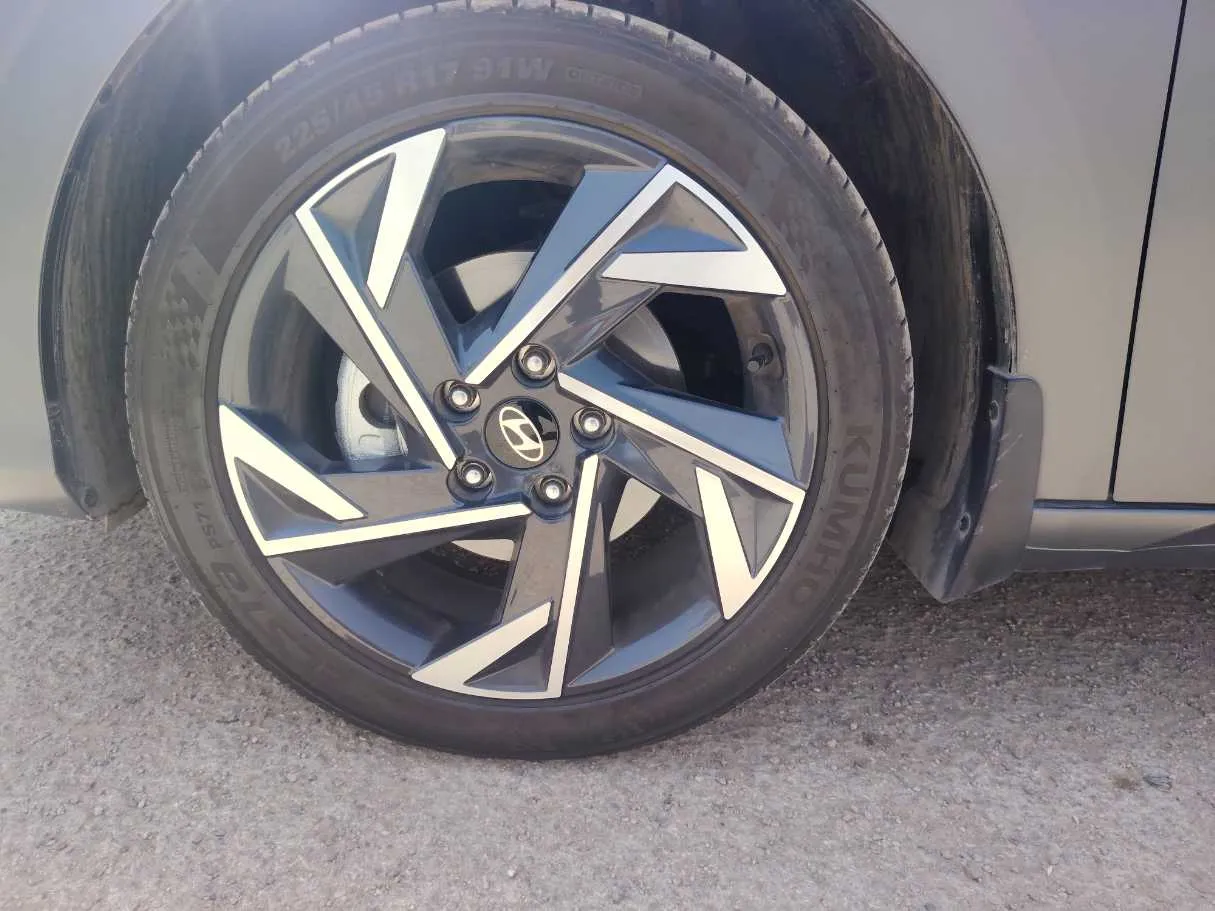 Car image 10