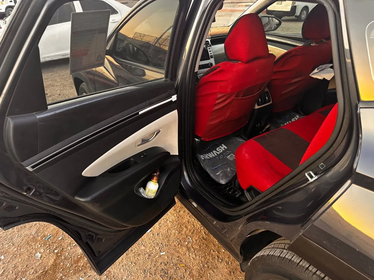 Car image 13
