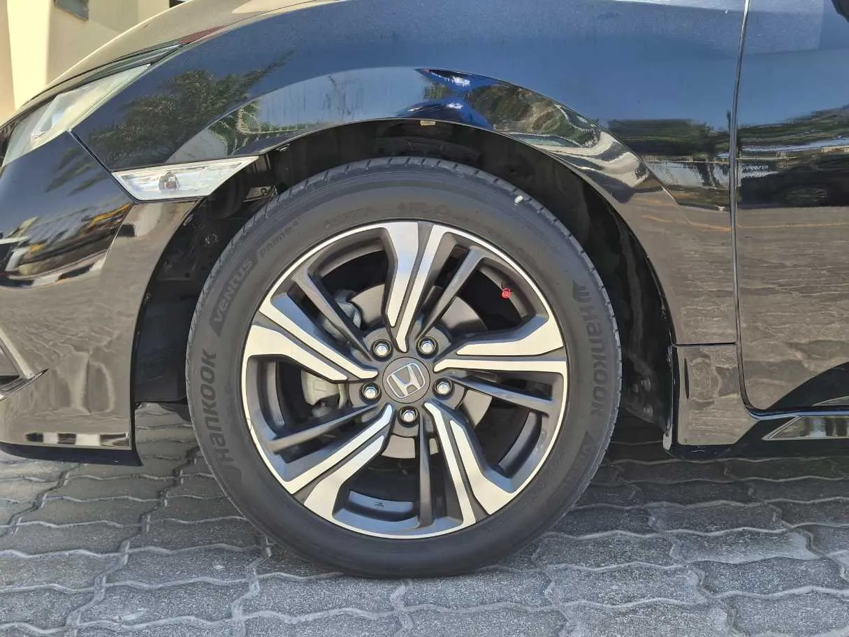 Car image 9