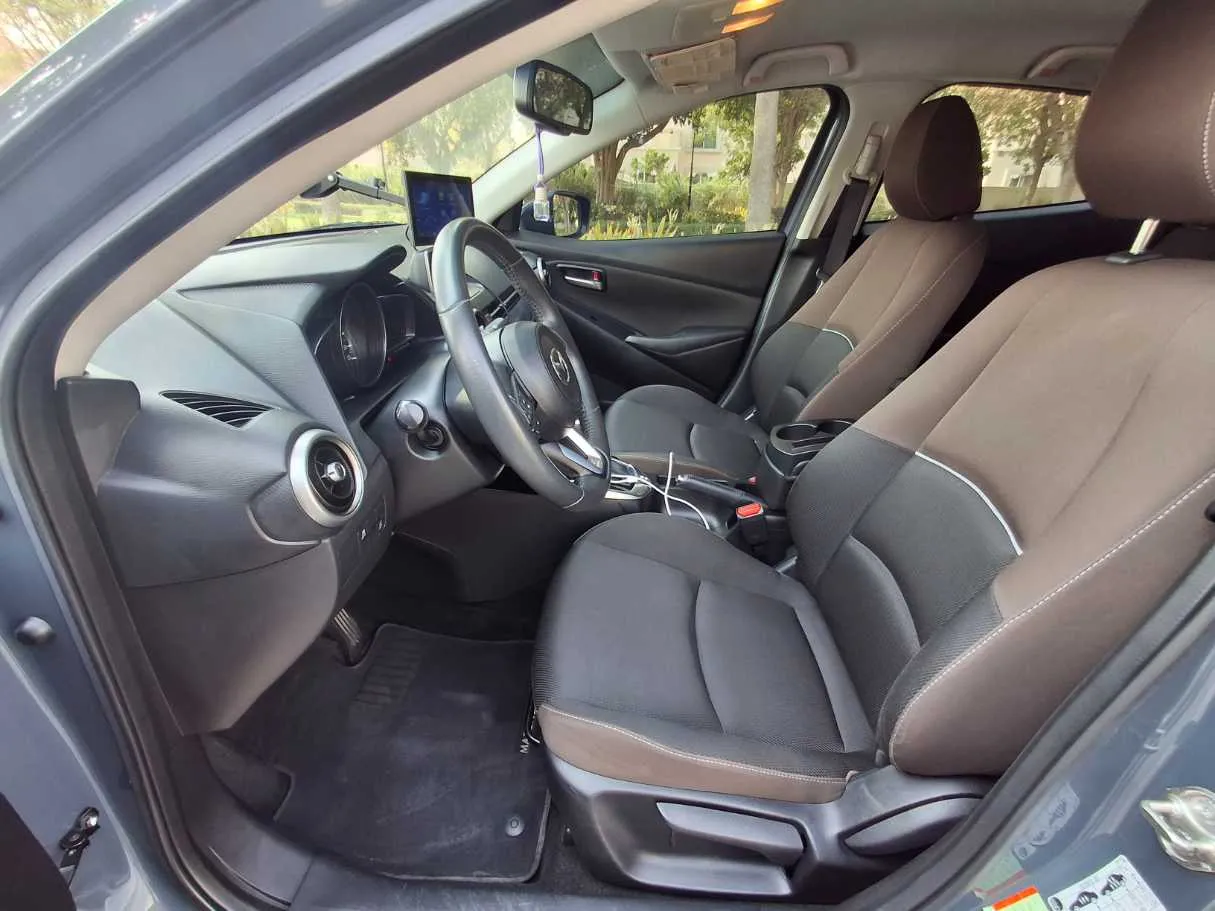 Car image 12