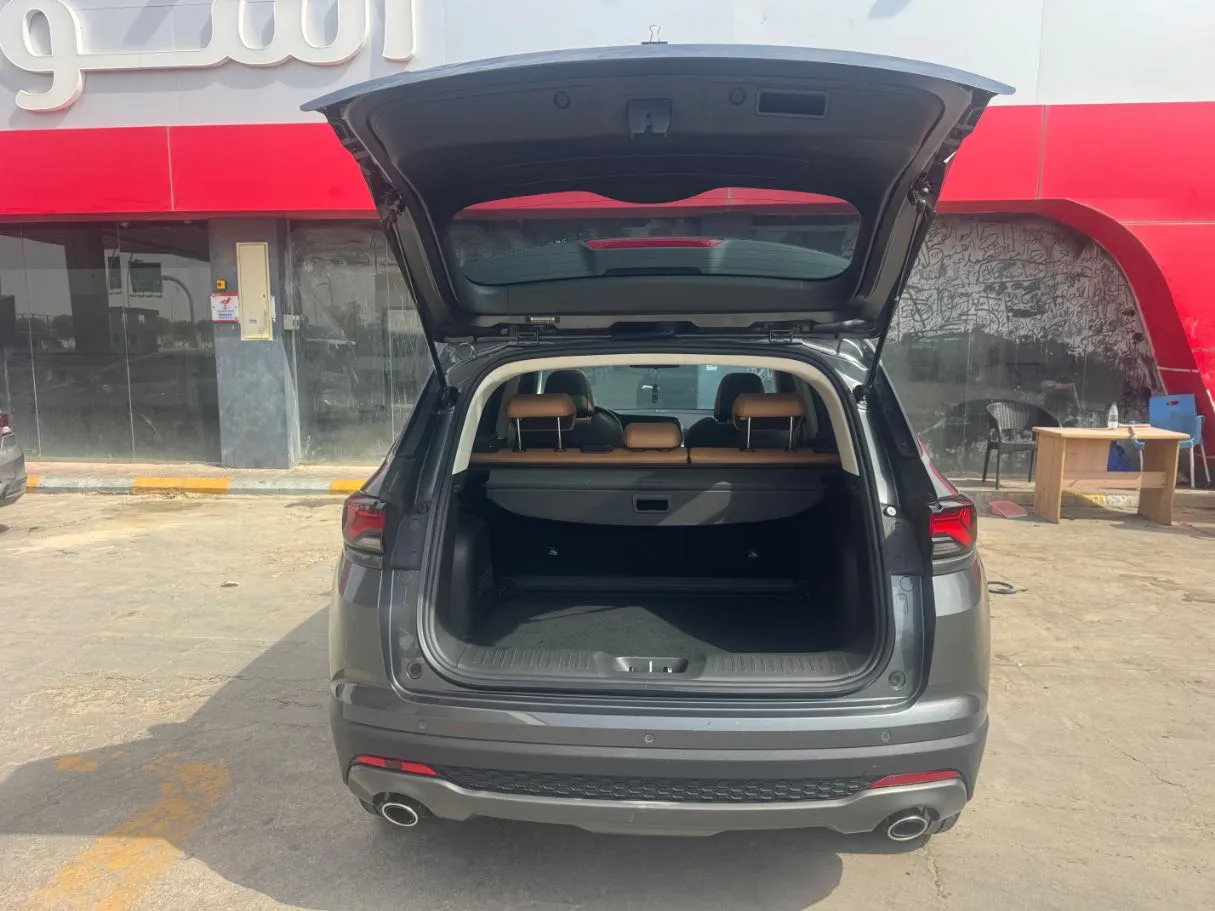 Car image 19