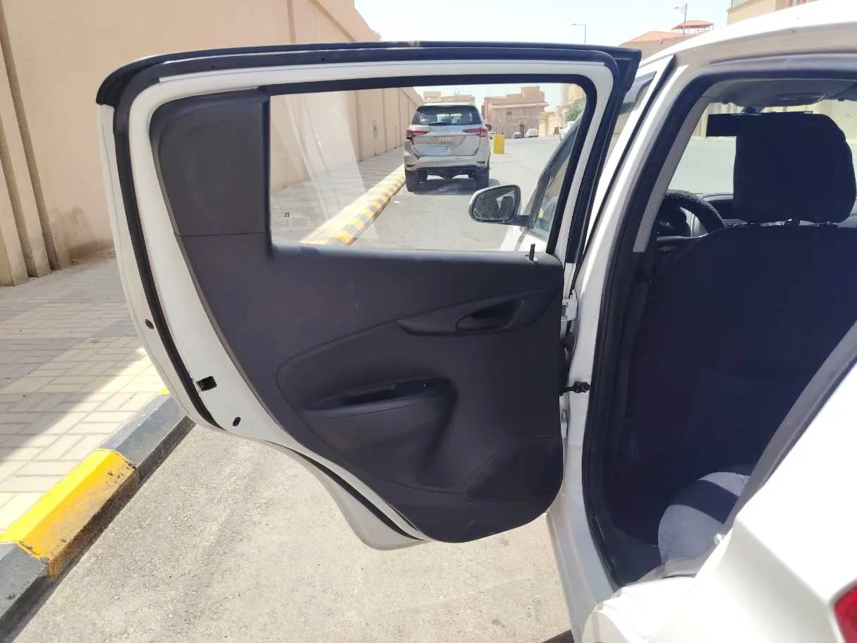 Car image 15
