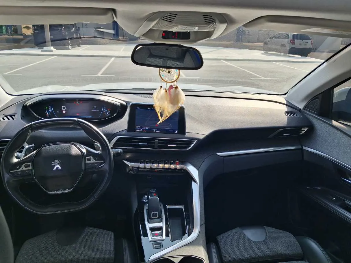Car image 14