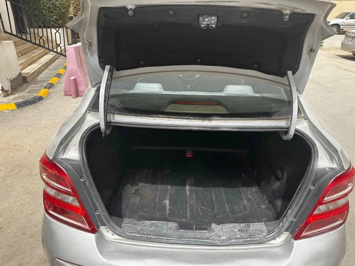 Car image 19