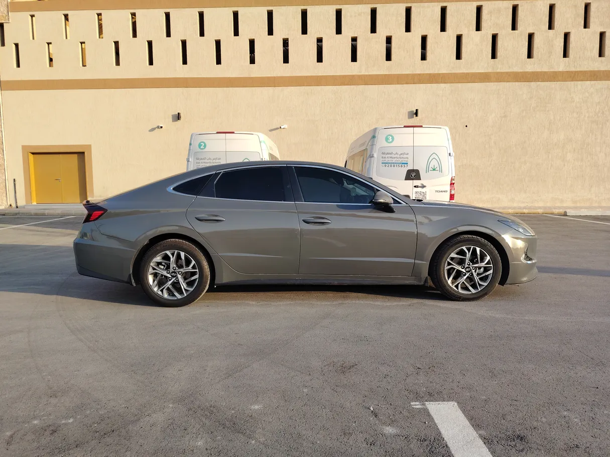 Car image 4