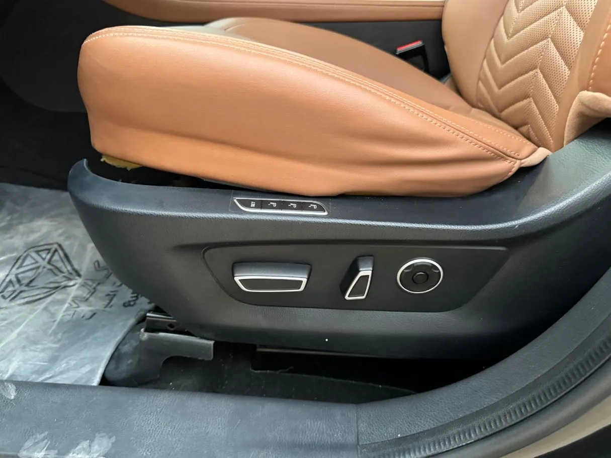 Car image 27
