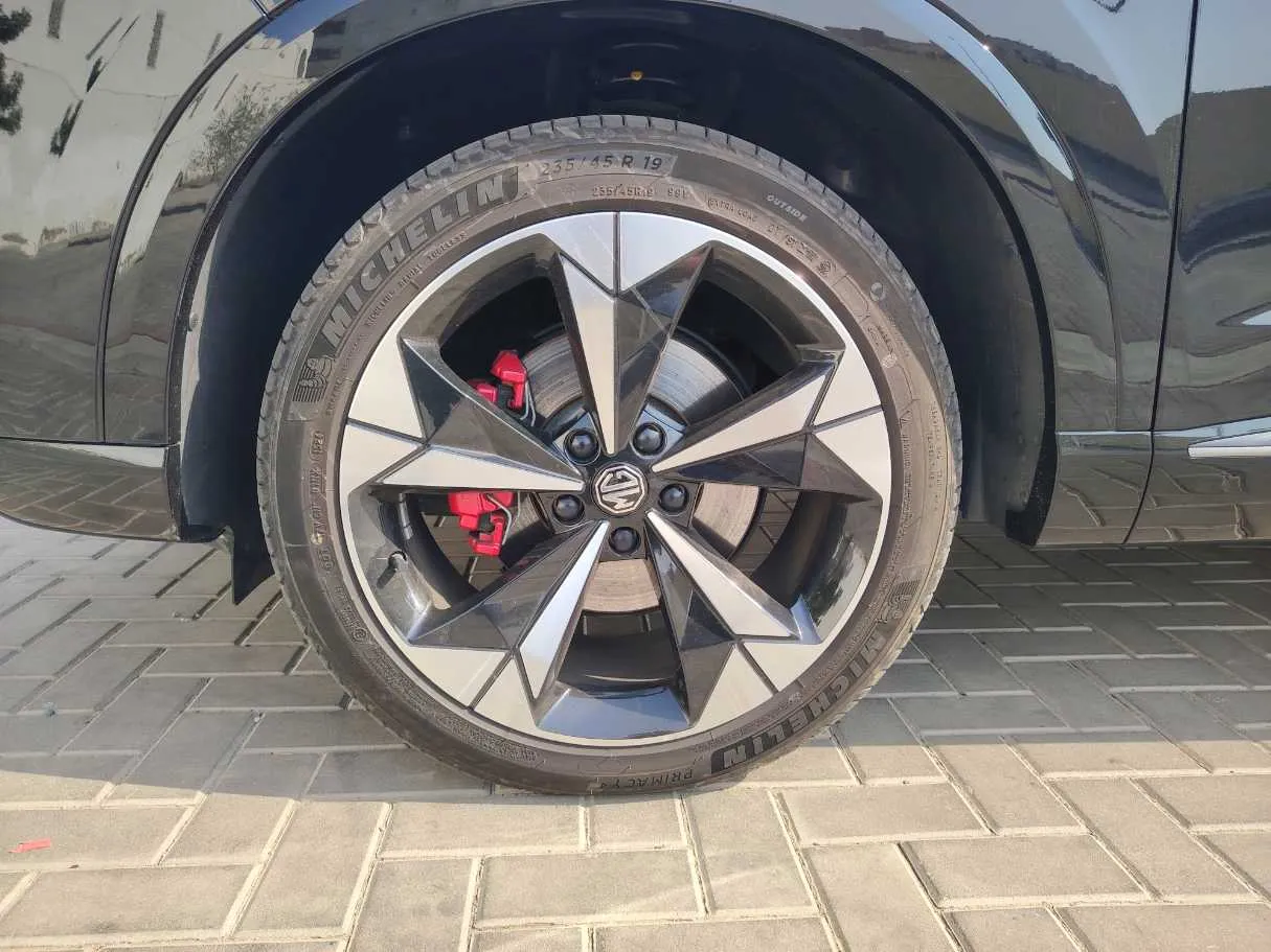 Car image 9