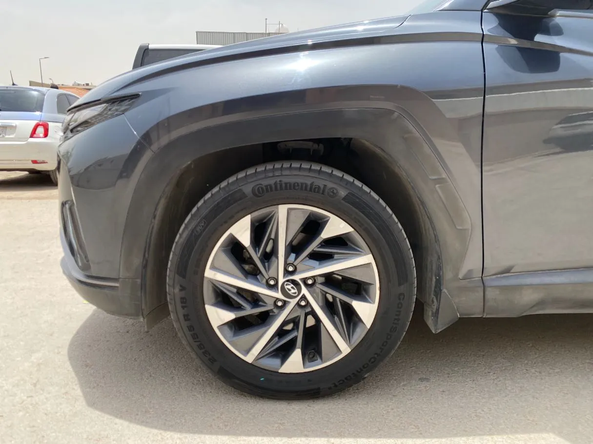 Car image 9
