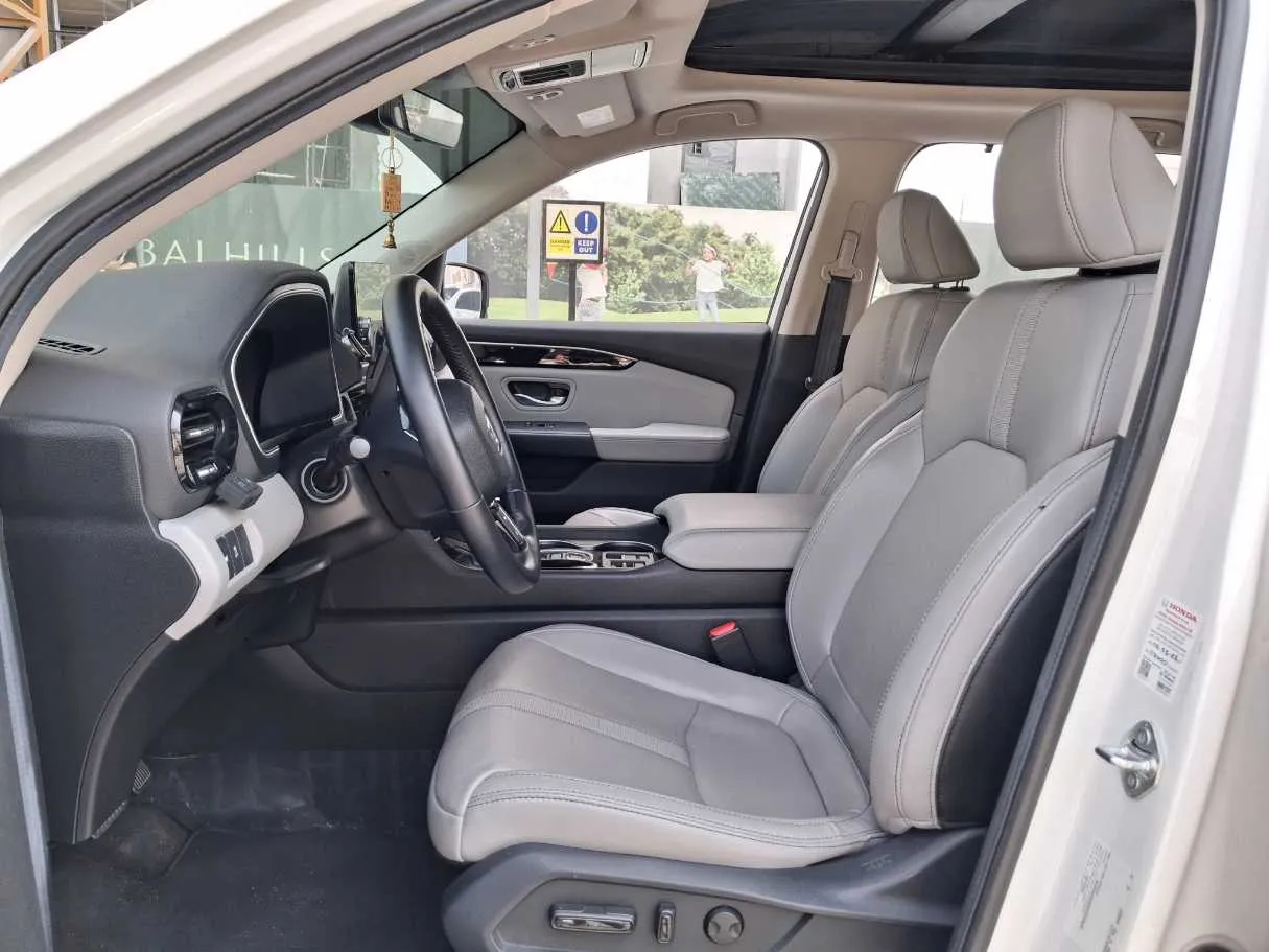 Car image 12