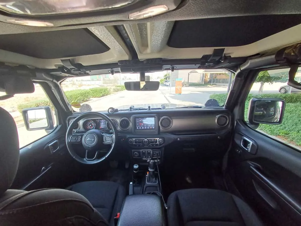 Car image 14