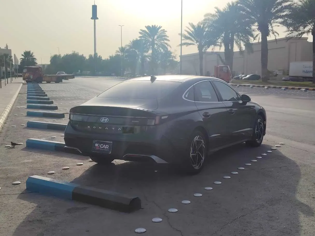 Car image 5