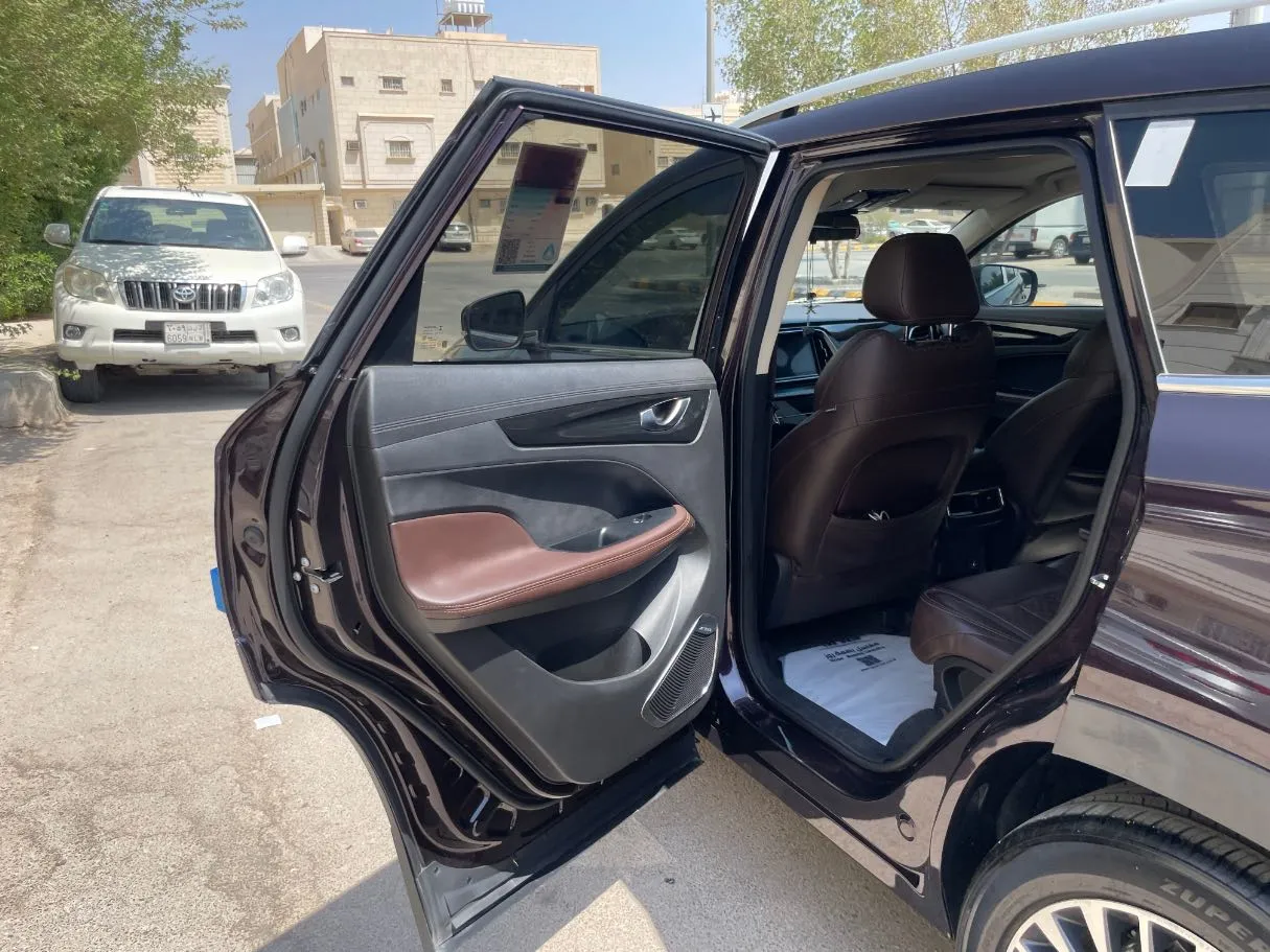Car image 15