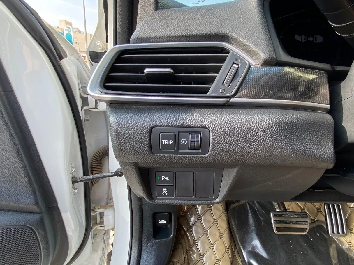 Car image 25