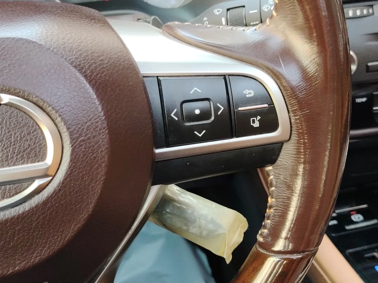 Car image 30