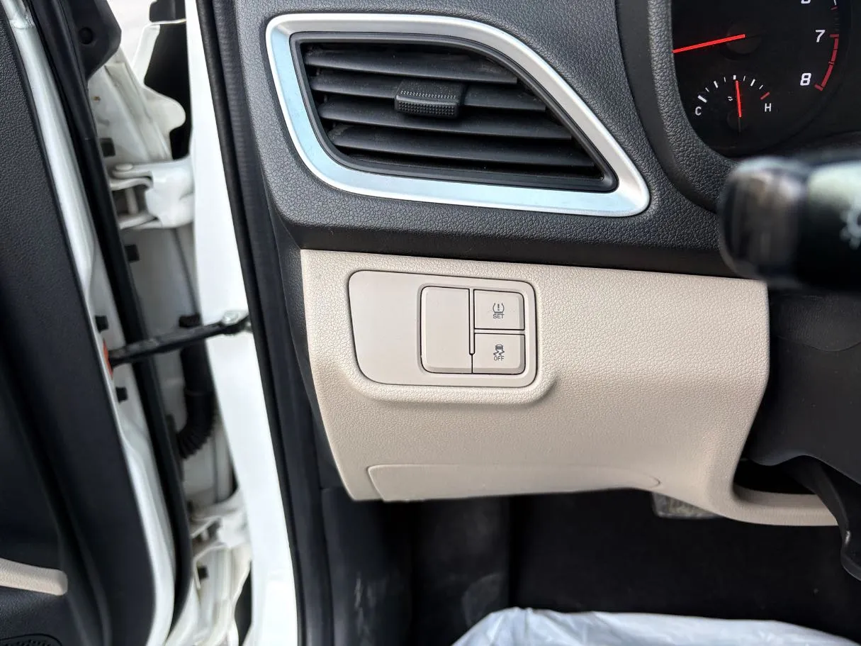 Car image 26