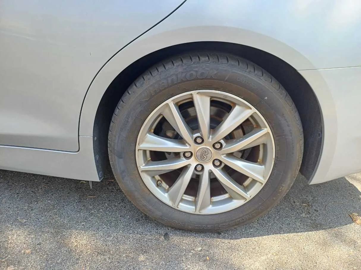 Car image 9