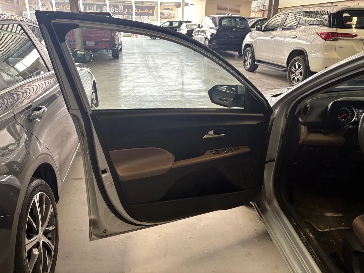 Car image 9