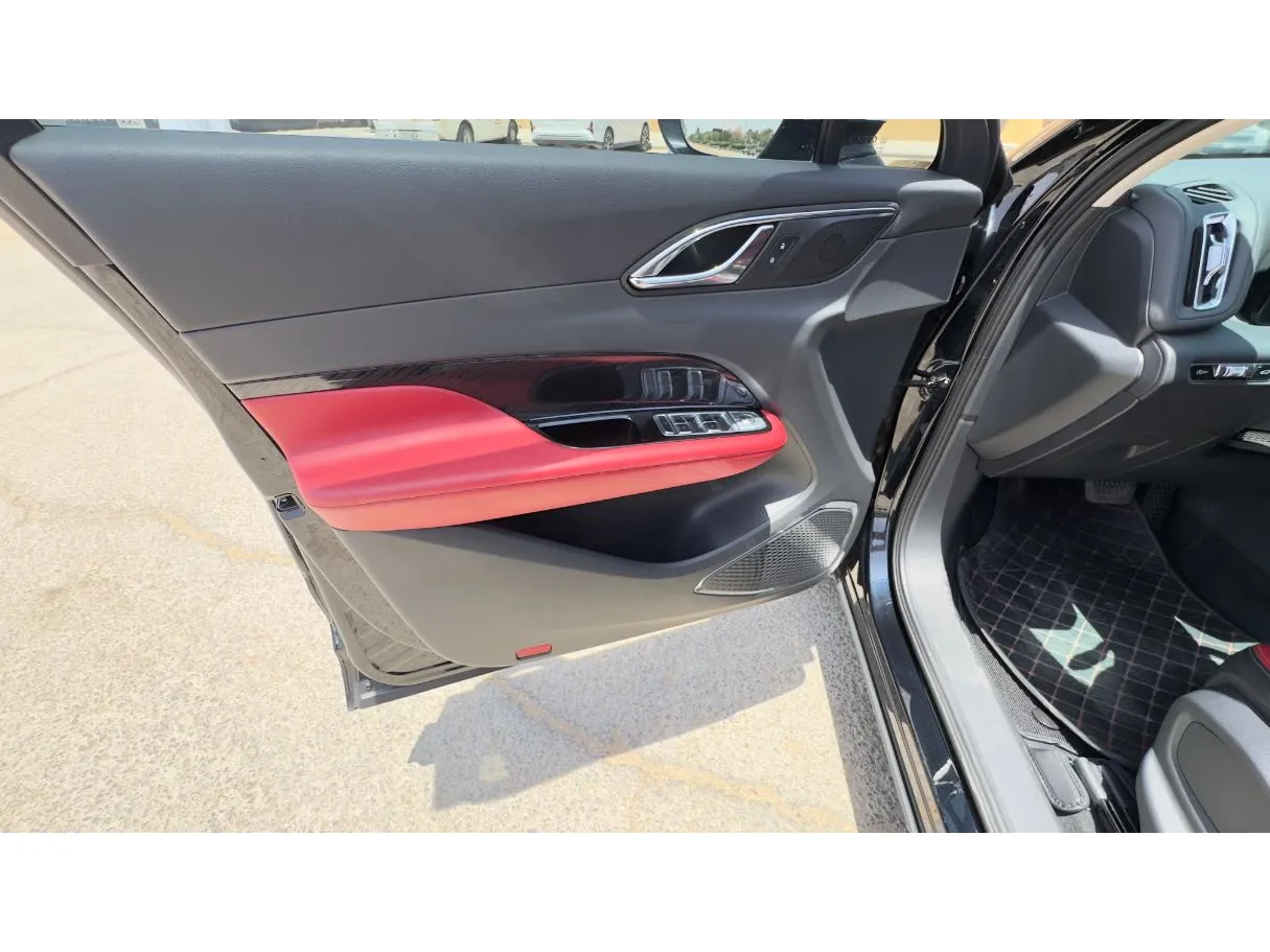 Car image 9