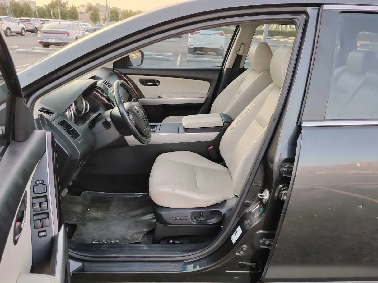 Car image 12