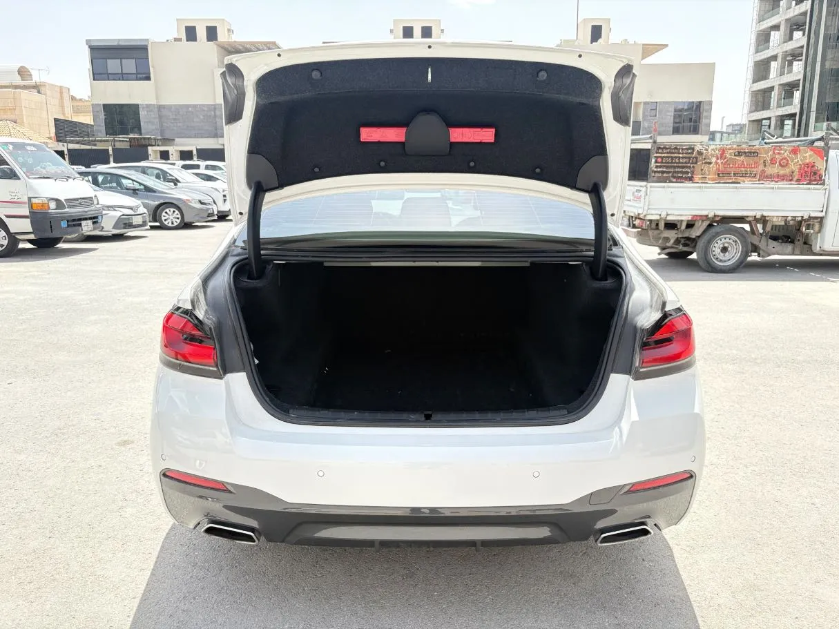 Car image 24