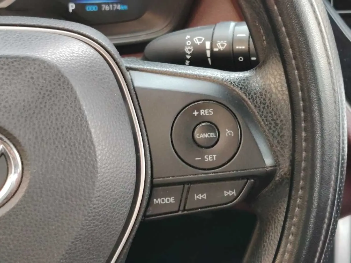 Car image 25