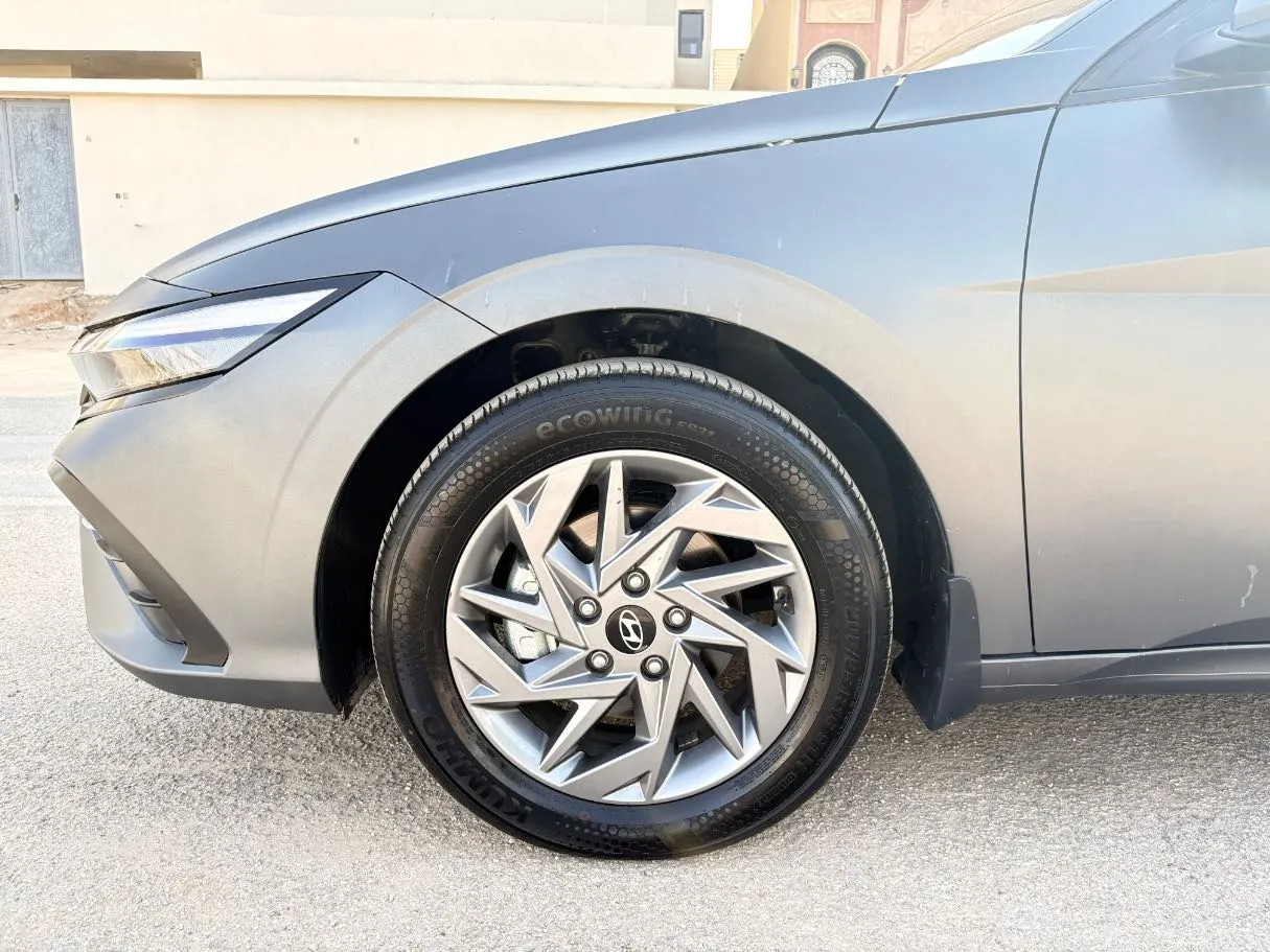 Car image 9