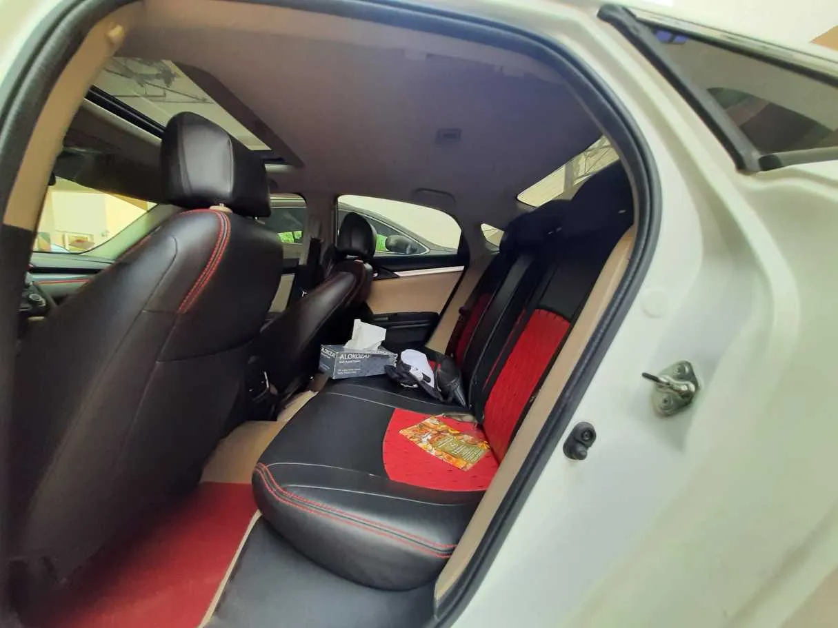 Car image 14