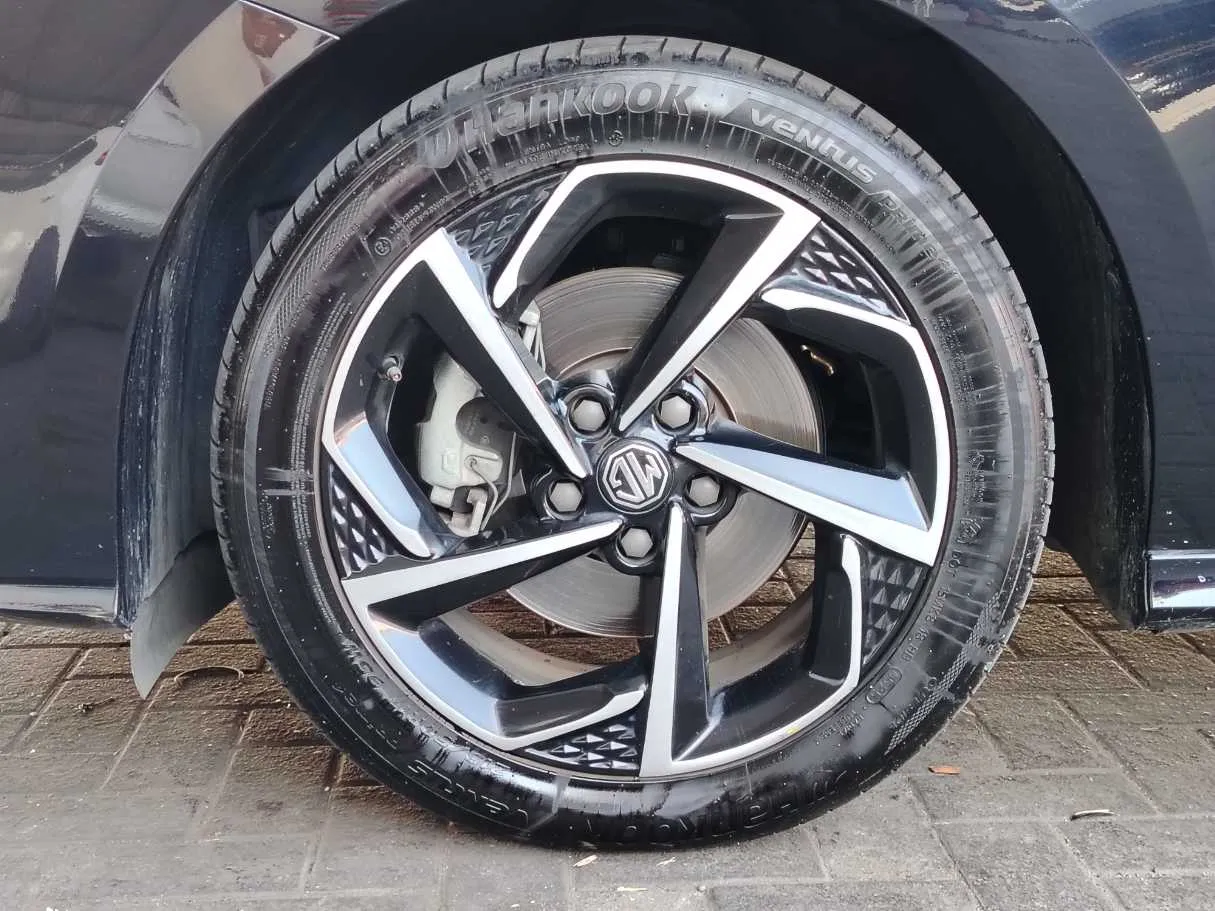 Car image 10