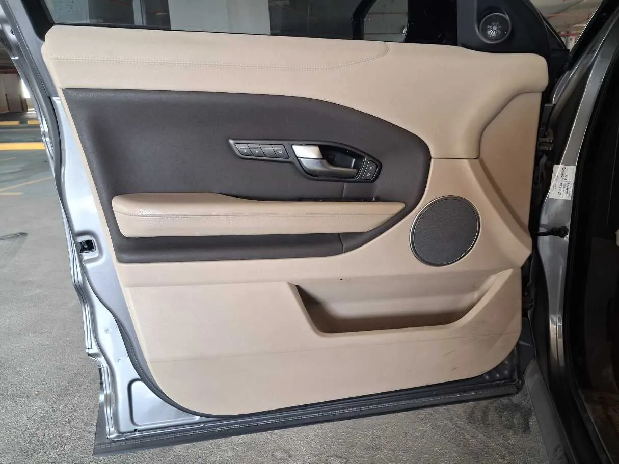 Car image 10