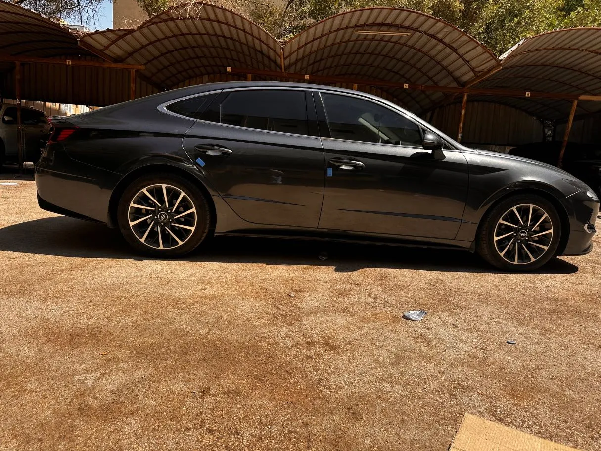 Car image 4
