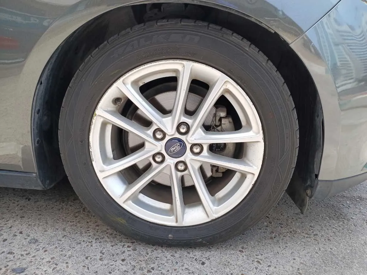 Car image 9