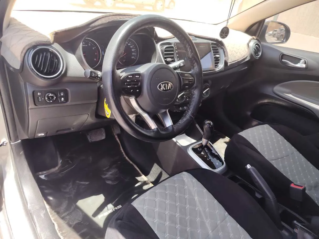 Car image 12