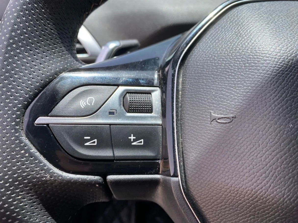 Car image 30