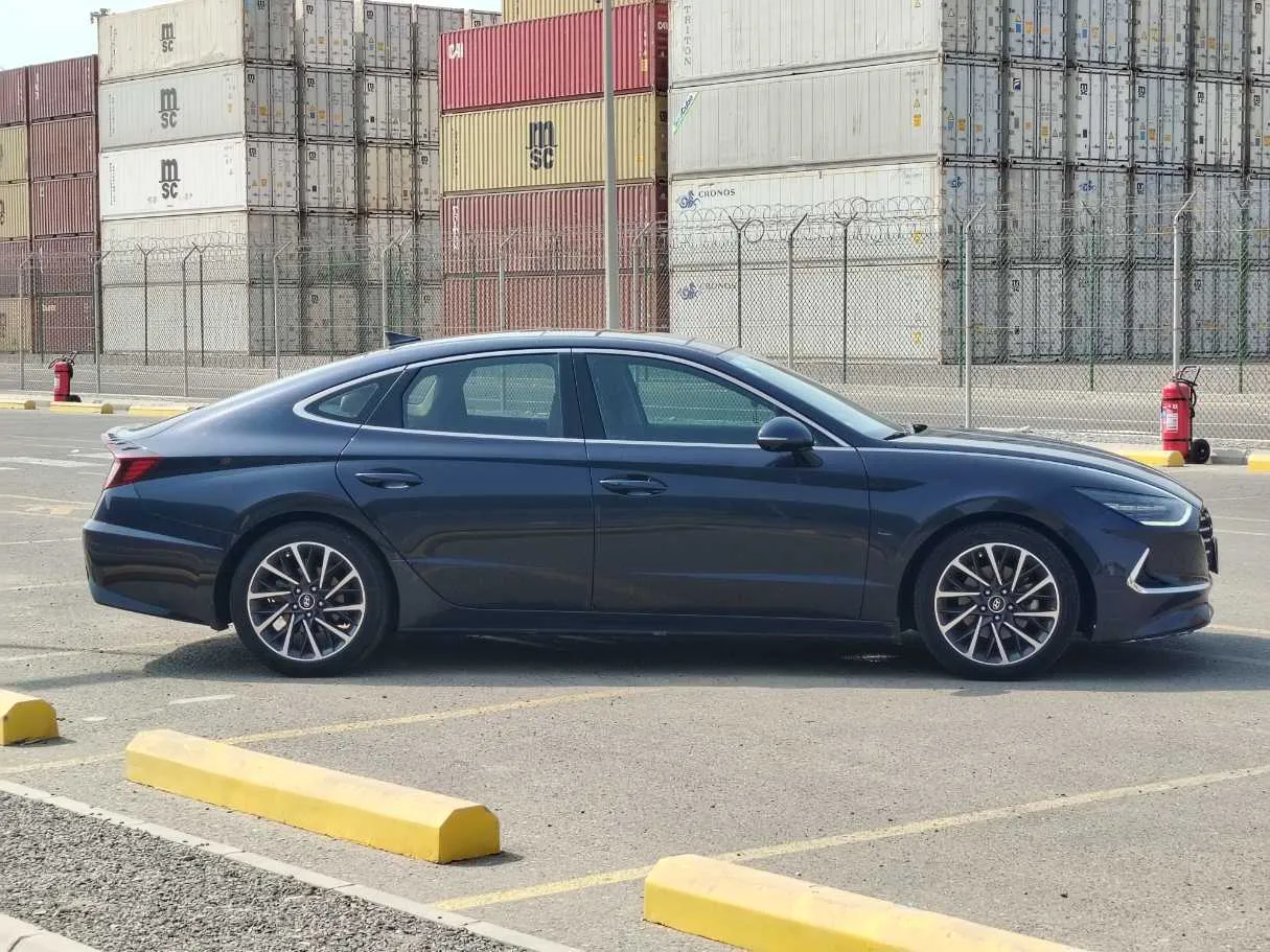 Car image 4