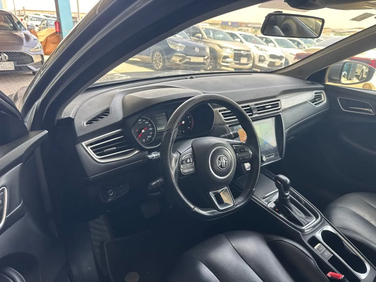 Car image 14
